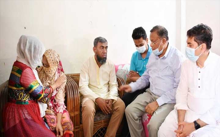 প্রধানমন্ত্রীর নির্দেশে নিহত কলেজছাত্রী সামিয়ার পরিবারের পাশে তথ্যমন্ত্রী